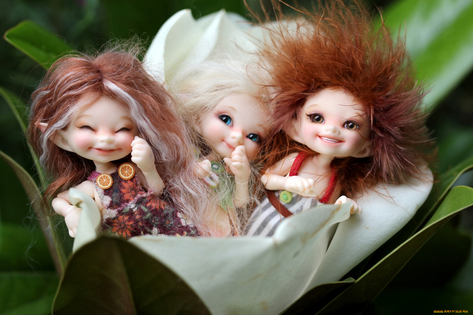 Три смешные куклы